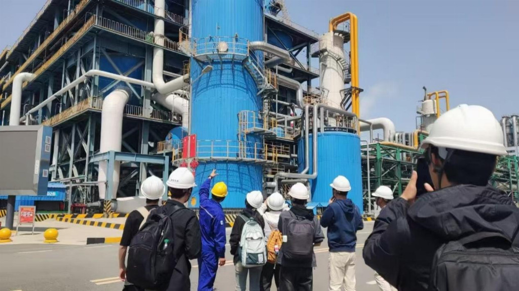 校企携手探索废碱资源化利用新路径——河南大学师生开展工厂参观和技术交流